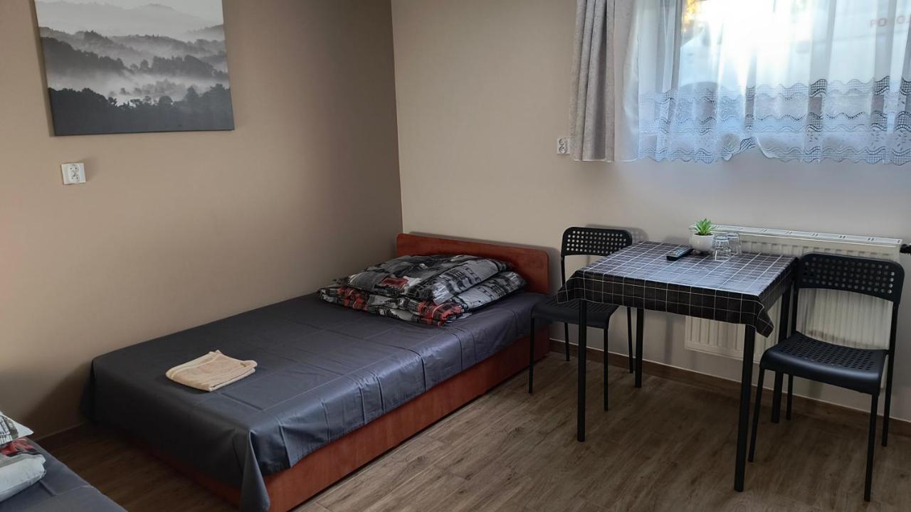 Pokoje Goscinne U Marka Tuszyn Exteriér fotografie